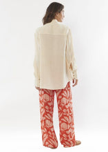 Load image into Gallery viewer, TRAVELOR L/S WOVEN TOP
